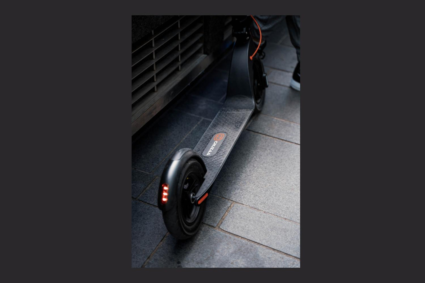 Cruzaa Commuta E-Scooter 45km Range 15.5 mph 10" Top Speed 350W